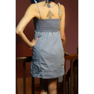 Vestido upcycled denim con bolsillos, custom, bordado con fresas, retro, alternative, 90s