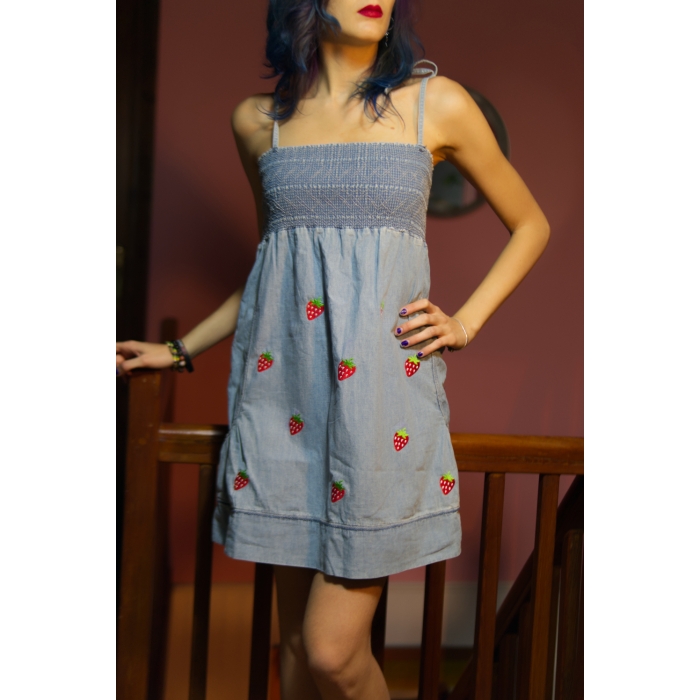 Vestido upcycled denim con bolsillos, custom, bordado con fresas, retro, alternative, 90s