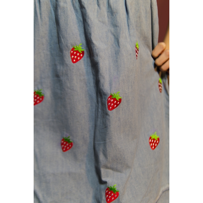 Vestido upcycled denim con bolsillos, custom, bordado con fresas, retro, alternative, 90s