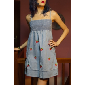 Vestido upcycled denim con bolsillos, custom, bordado con fresas, retro, alternative, 90s