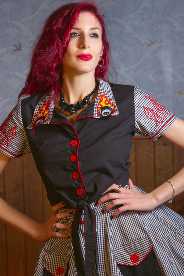 Camisa de manga corta de lazo Rockabilly bordada "Mary flames you"