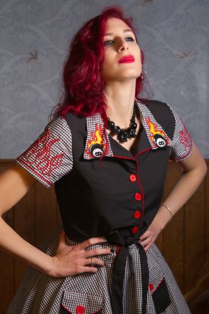 Camisa de manga corta de lazo Rockabilly bordada "Mary flames you"