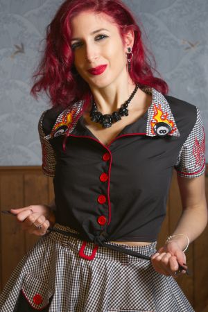 Camisa de manga corta de lazo Rockabilly bordada "Mary flames you"