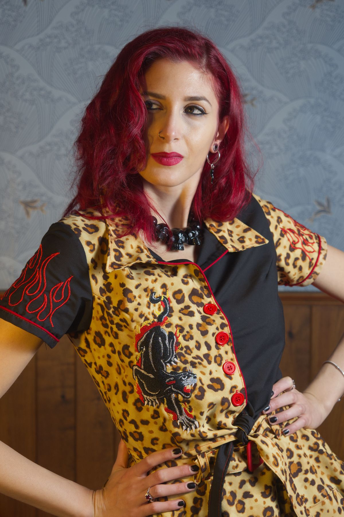 Camisa de manga corta Punkabilly de lazo, bordada, "Attenta, Morde"