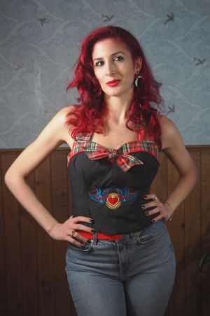 Top de tirantes Rockabilly con corset, bordado "Sweet Kiss Golondrina"
