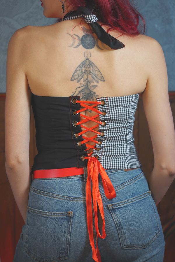 Top de tirantes Rockabilly con corset, bordado “All'in Red"