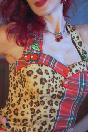 Top de tirantes Rockabilly con corset, bordado “Sour Innocence"
