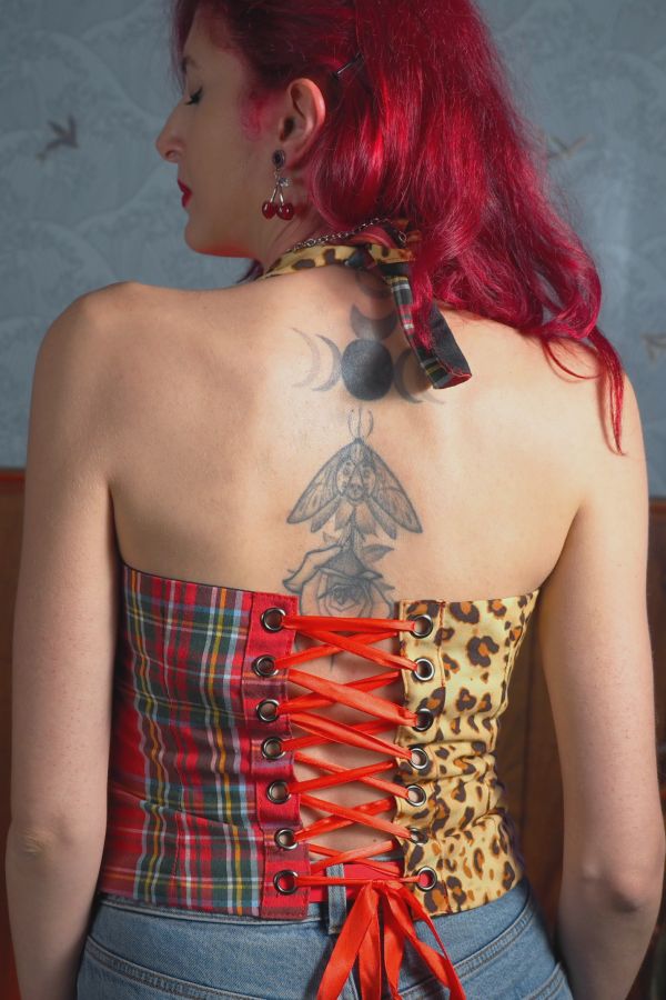 Top de tirantes Rockabilly con corset, bordado “Sour Innocence"