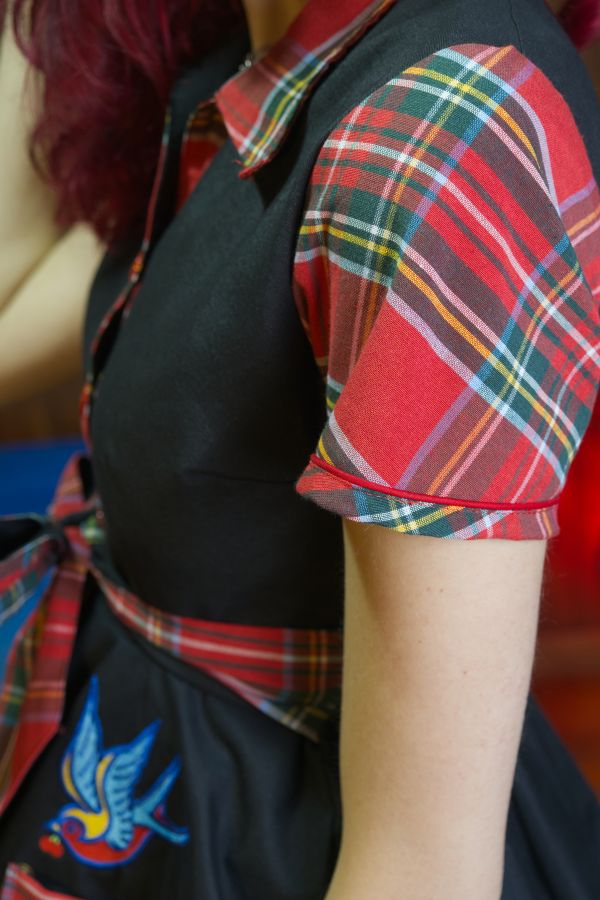 Vestido camisero Rockabilly negro, manga corta, bordado "Old Slow Swallow"