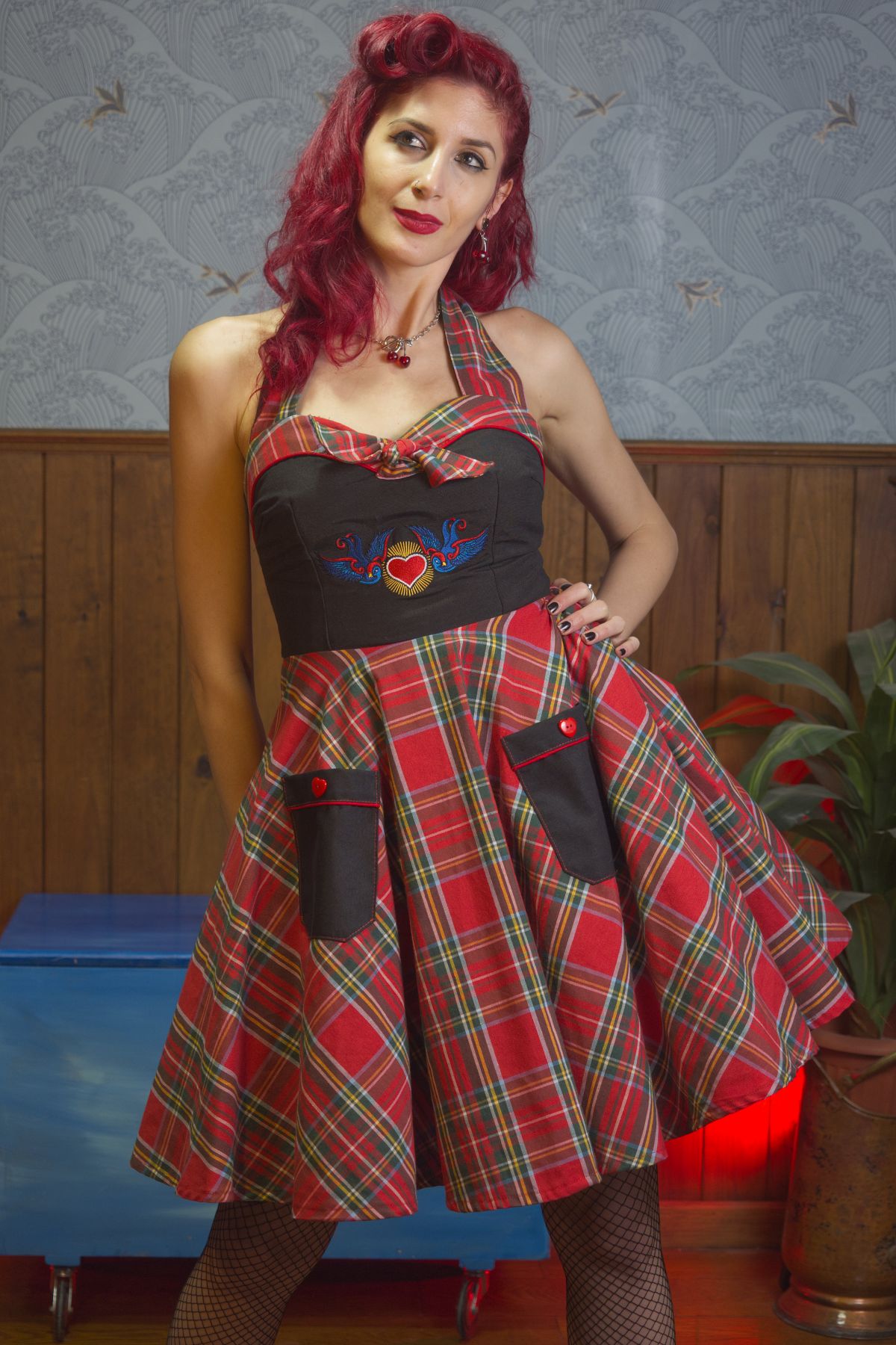 Vestido halter Rockabilly negro y tartán bordado "Wild Heart Swallow"