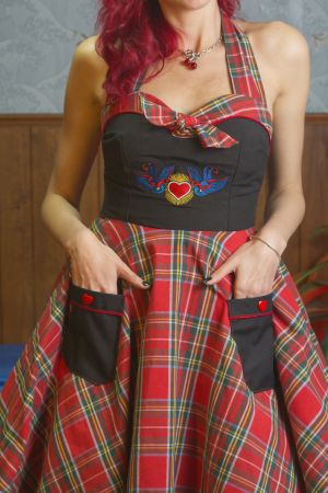 Vestido halter Rockabilly negro y tartán bordado "Wild Heart Swallow"