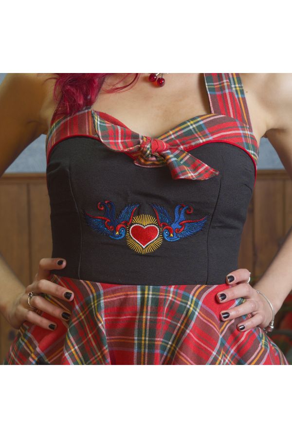 Vestido halter Rockabilly negro y tartán bordado "Wild Heart Swallow"